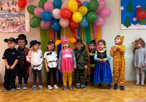 Dzieci ubrane w kolorowe stroje.