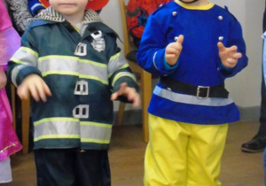 Dwóch chłopców przebranych za strażaków