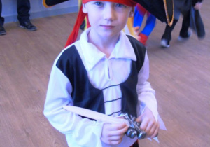 Chłopczyk przebrany za pirata