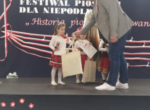 Udział dzieci w Festiwalu Piosenki dla Niepodległej „ Historia piosenką malowana” w Gomunicach.