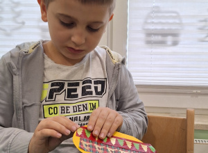 Przygotowania do Świąt Bożego Narodzenia przez dzieci z Przedszkola Samorządowego.