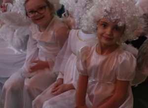 Udział przedszkolaków w koncercie charytatywnym pt. „Otwórzcie serca, dobro powraca”.