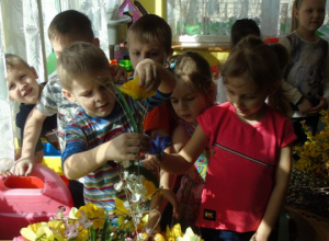 Uroczyste poświęcenie Palmy Wielkanocnej, zrobionej przez przedszkolaków, w Kościele Parafialnym w Gorzkowicach