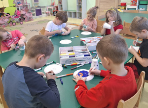 Realizacja zajęć z koła plastycznego w Przedszkolu Samorządowym w Gorzkowicach.