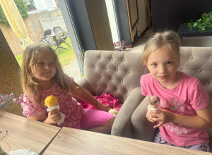 Wyjście na lody dzieci z grupy "Pszczółki"