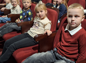 Wyjazd dzieci z Przedszkola Samorządowego w Gorzkowicach na spektakl teatralny „Lokomotywa Pana Tuwima”.