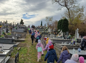 Wyjście na cmentarz dzieci z Przedszkola Samorządowego w Gorzkowicach.