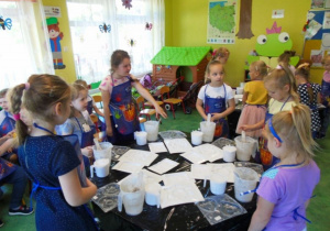 Dzieci robią prace z białego gipsu
