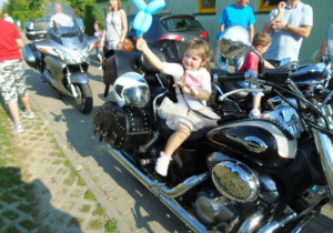Dzieci siedzą na motocyklach