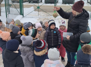 Dokarmianie ptaków zimą oraz zimowe zabawy na śniegu dzieci z Przedszkola Samorządowego w Gorzkowicach.