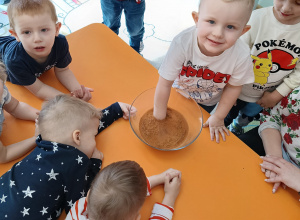 „Mali badacze” – eksperymenty, doświadczenia z grupie Krasnali.