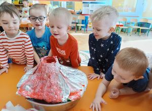 „Mali badacze” – eksperymenty, doświadczenia w grupie Krasnali.