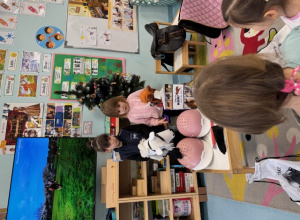 „Dzieci uczą dzieci” – realizacja modułu projektu „Mały Miś w Świecie Wielkiej Literatury” w Przedszkolu Samorządowym.