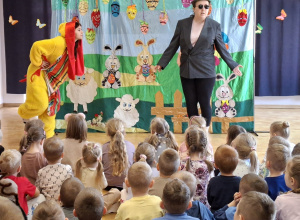 Teatr Magik z przedstawieniem „Zagubiona pisanka” w Przedszkole Samorządowym w Gorzkowicach.