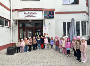 Wycieczka przedszkolaków do teatru Piccolo w Łodzi.