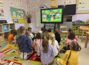 Zajęcia w grupie Słoneczka z użyciem multimediów. 