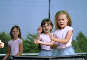 Trzy dziewczynki tańczą w rozpuszczonych włosach