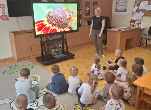 „Majowa łąka” zajęcia w grupie Krasnali z użyciem multimediów w Przedszkolu Samorządowym w Gorzkowicach.