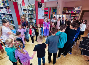 Biblioteka ze Szkoły Podstawowej im. Henryka Sienkiewicza w Gorzkowicach zaprosiła przedszkolaki do świata baśni.