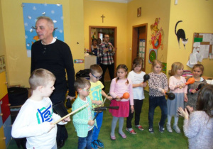 Ośmior wybranych przez prowadzącego dzieci gra na instrumantech perkusyjnych